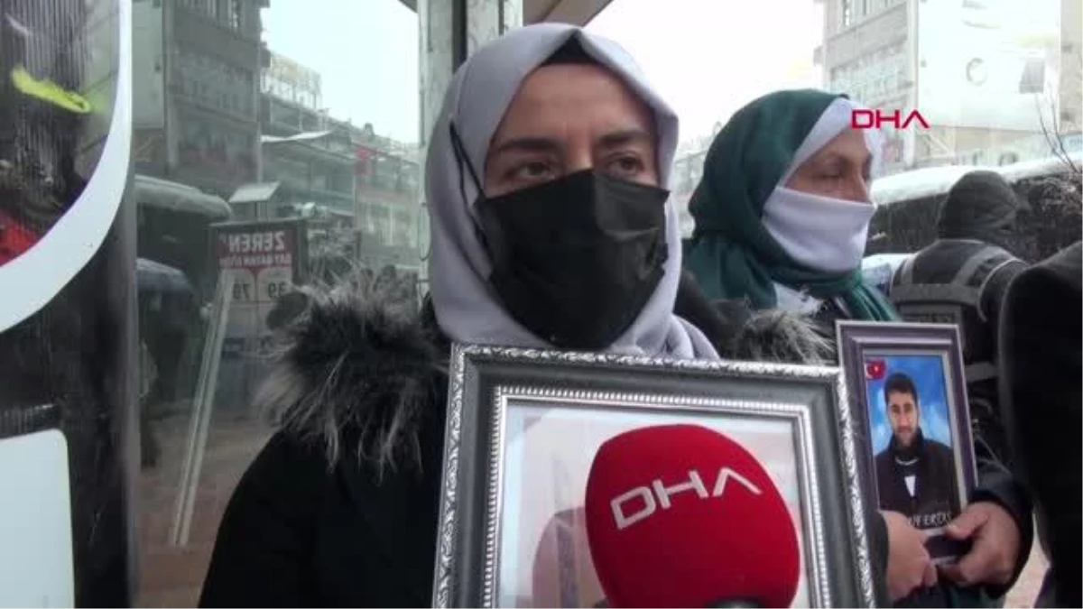 Van\'da kar yağışı altında evlat eylemi; HDP\'liler engellemeye çalıştı