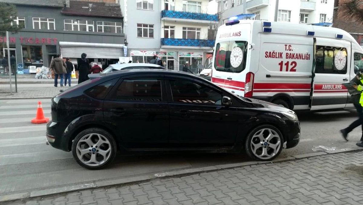 Yaya geçidinde otomobilin çarptığı 2 kadın yaralandı