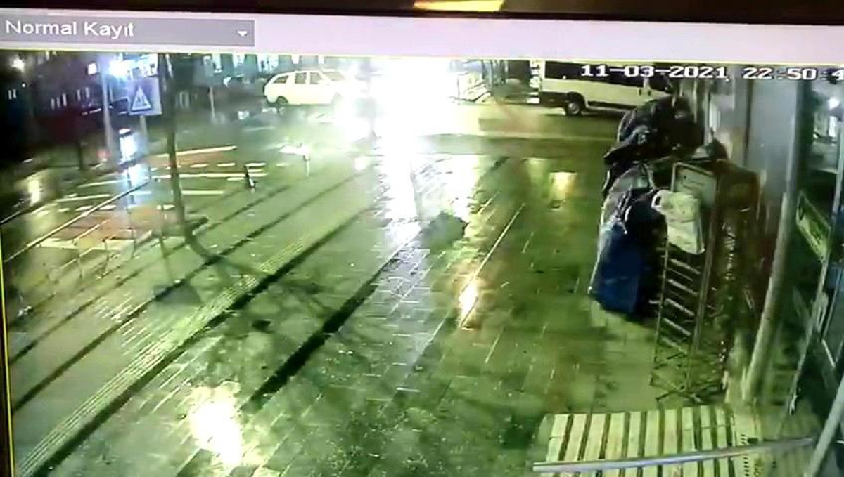 Yolda dönmeye çalışan kamyonete otomobil böyle çarptı: 1 yaralı