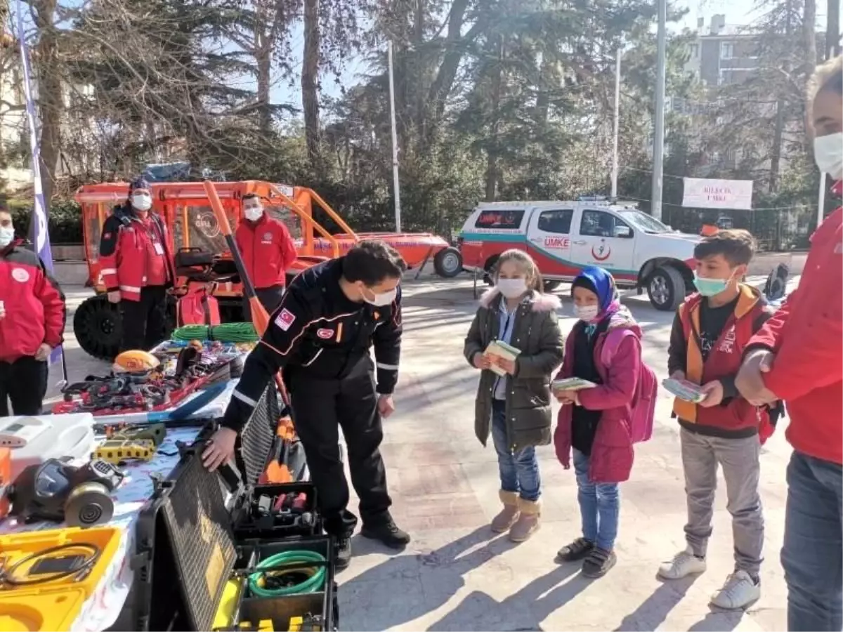 Yüzlerce öğrenciye deprem hakkında bilgi verildi