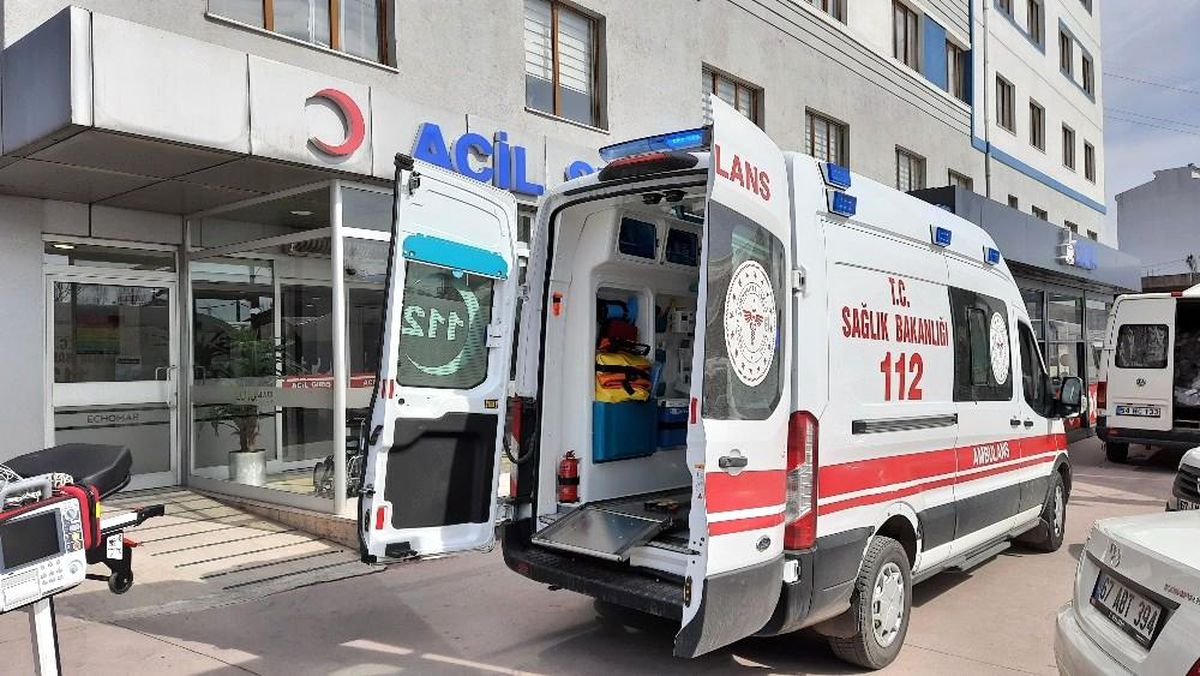 18 yaşındaki genç kendini bıçakladı