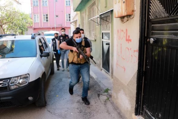 Son dakika: Adana'da eş zamanlı operasyonda 282 bin 900 uyuşturucu hap ele geçirildi