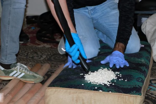 Son dakika: Adana'da eş zamanlı operasyonda 282 bin 900 uyuşturucu hap ele geçirildi
