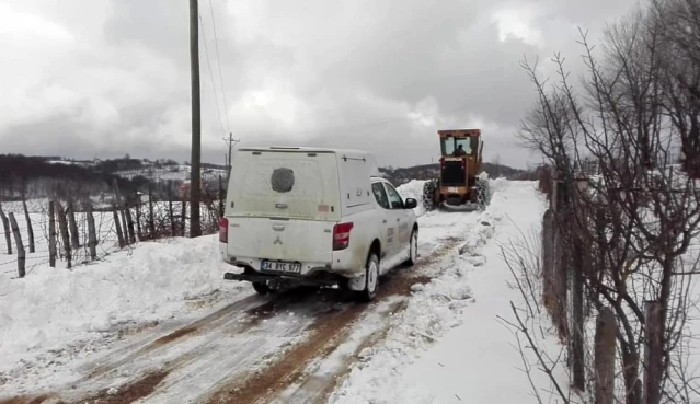 Arızaya giden elektrik arıza ekipleri karda mahsur kaldı