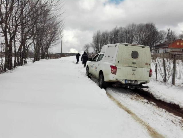 Arızaya giden elektrik arıza ekipleri karda mahsur kaldı