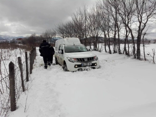 Arızaya giden elektrik arıza ekipleri karda mahsur kaldı