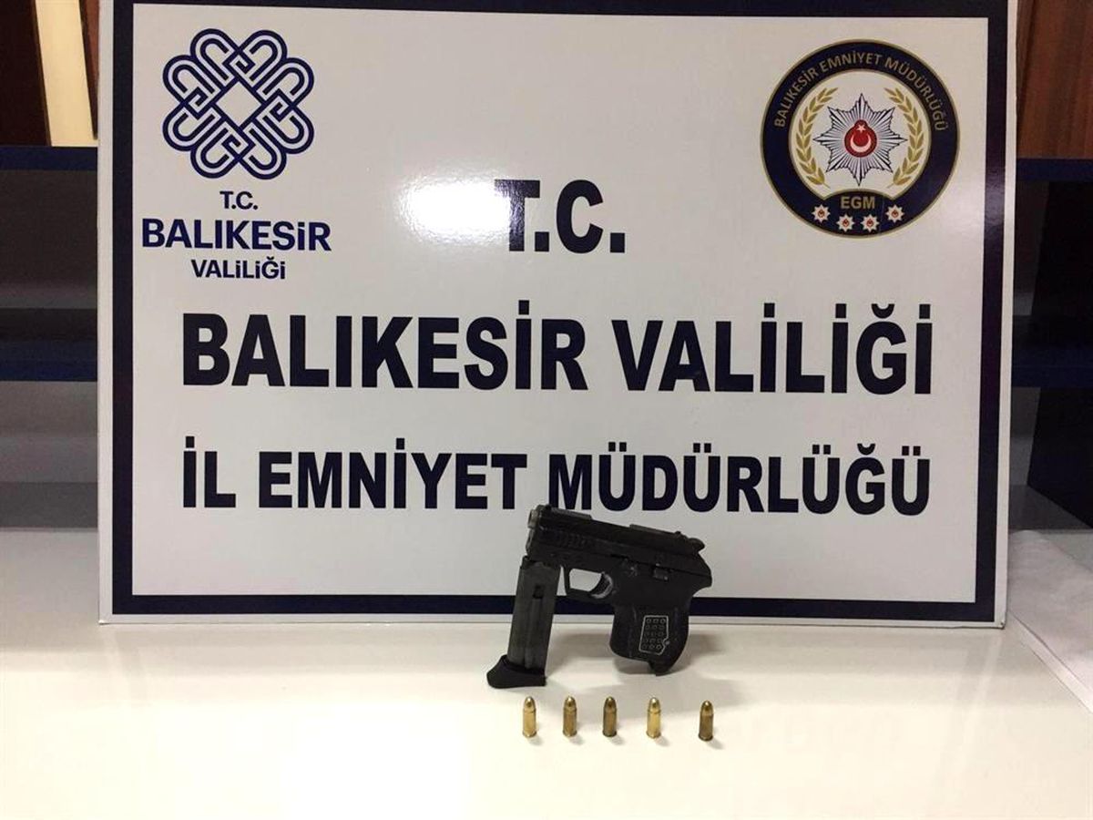 Balıkesir\'de polis 20 aranan şahsı yakaladı