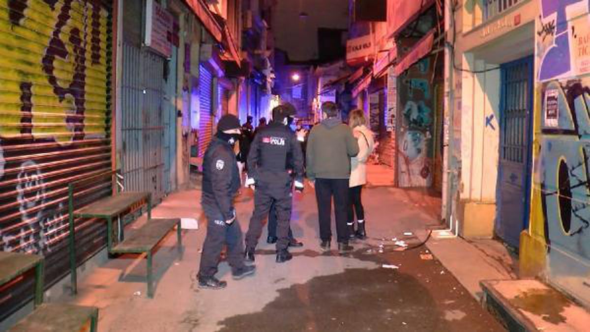 Beyoğlu\'nda eğlence mekanına koronavirüs baskını: Bekçilerle müşteriler arasında arbede çıktı