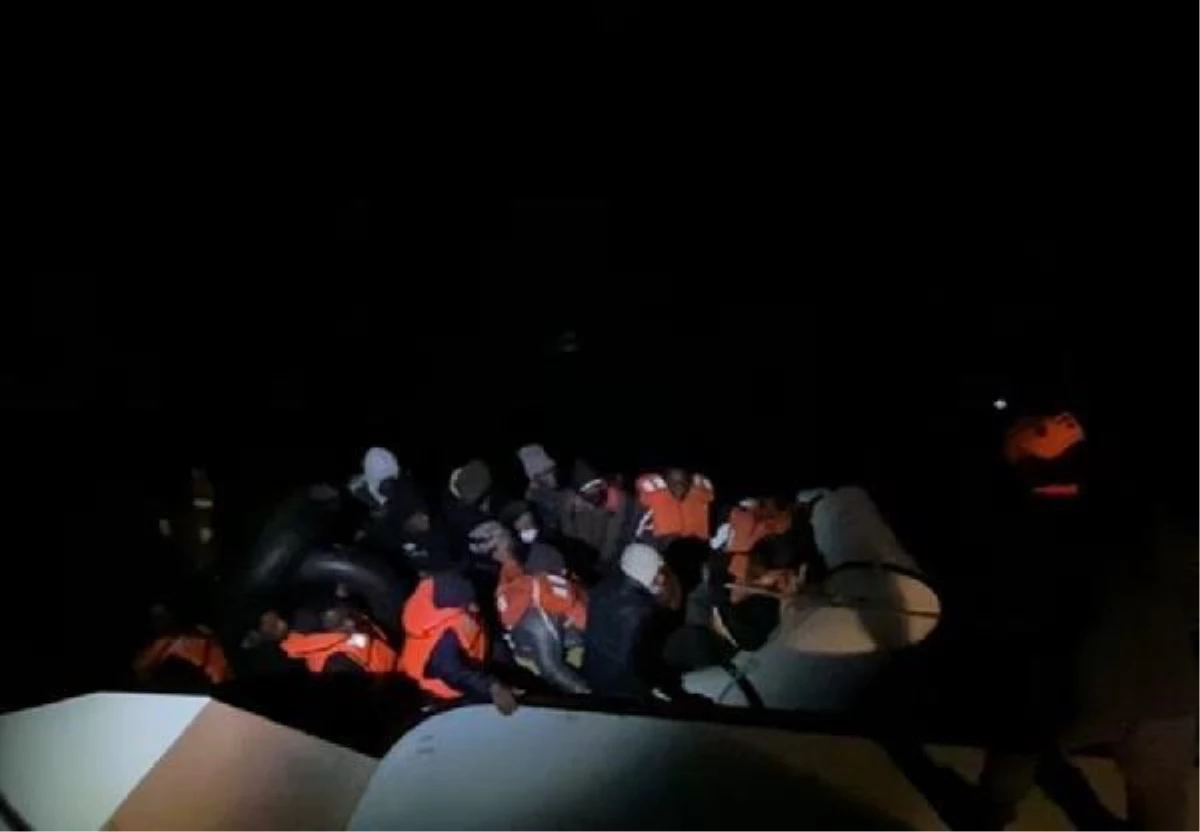 Botları denizde sürüklenen 34 göçmen, Sahil Güvenlik ekiplerince kurtarıldı