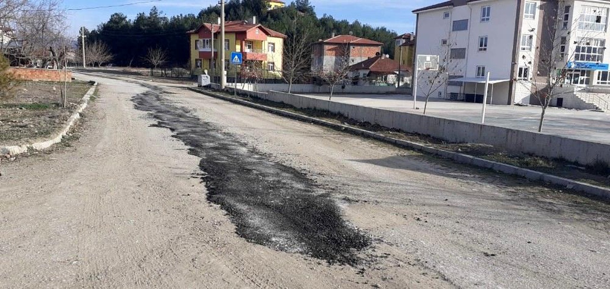 Bozuk yolda yama çalışması başlatıldı