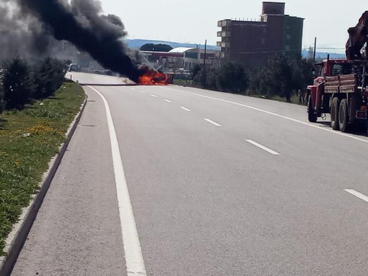 Çanakkale\'de seyir halindeki otomobil yandı