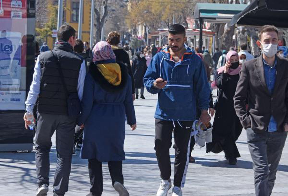 \'Çok yüksek riskli\' Konya\'da, güneşli hava koronavirüs tedbirlerini unutturdu