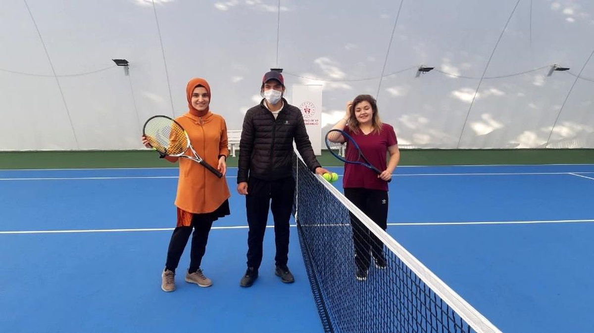 Demirci\'de sağlık çalışanları tenis turnuvasında buluştu