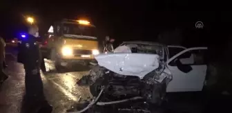 İki otomobil çarpıştı: 3 yaralı