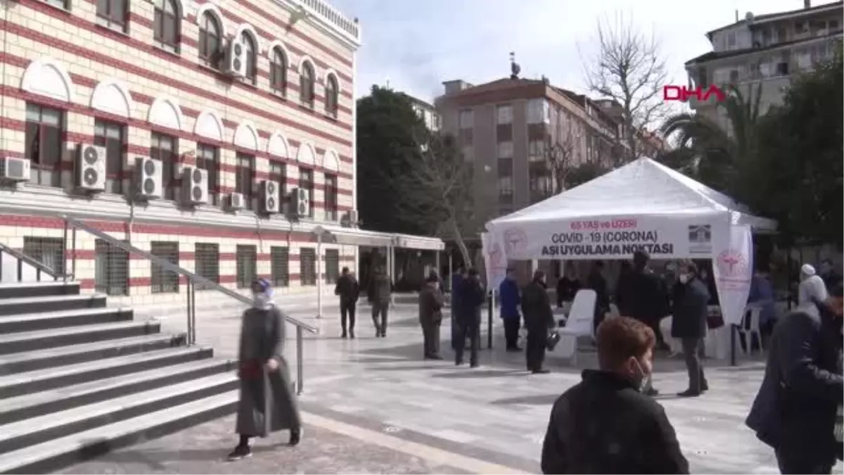 İSTANBUL CAMİ AVLUSUNA KURULAN ÇADIRDA 65 YAŞ ÜSTÜNE KOVİD-19 AŞISI