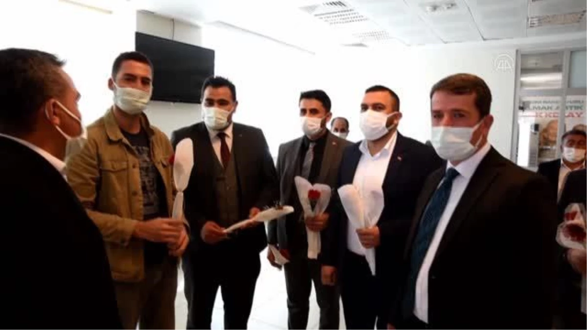 KAHRAMAANMARAŞ - Türkoğlu Belediye Başkanı Osman Okumuş\'tan sağlık çalışanlarına karanfil