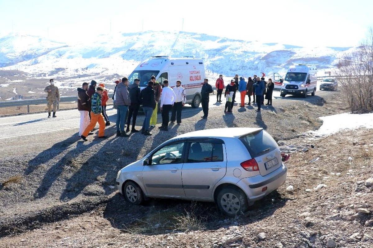 Son dakika haber... Kayak yapmaya gidiyorlardı kaza yaptılar: 4 yaralı