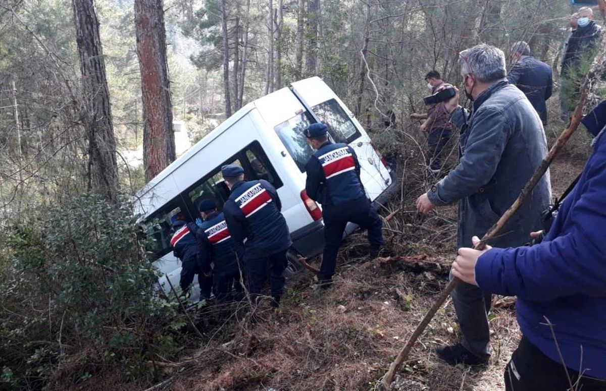 Son dakika haberleri: Konfeksiyon işçilerini taşıyan minibüs kaza yaptı: 10 yaralı
