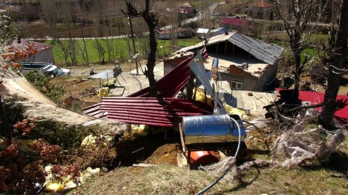 Malatya\'da fırtına onlarca ahırın ve evin çatısını uçurdu