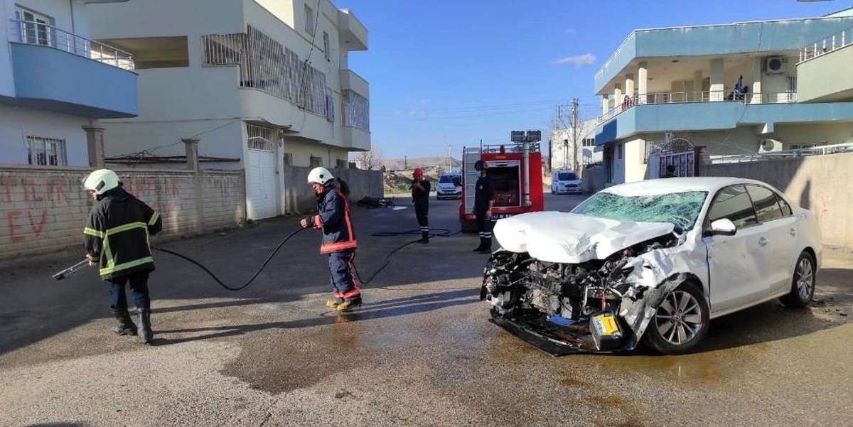 Mardin\'de otomobil ile motosiklet çarpıştı: 2 yaralı