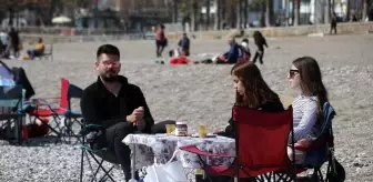 Masasını sandalyesini kapan sahile koştu
