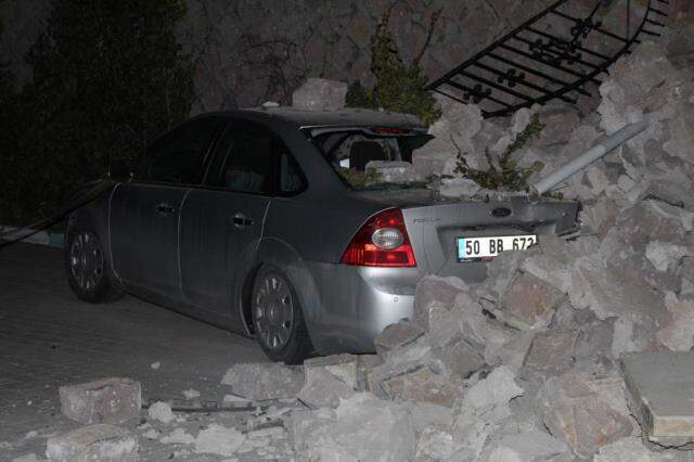 Nevşehir Belediye Başkanı Savran'ın oturduğu apartmanın istinat duvarı çöktü