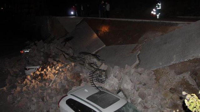 Nevşehir Belediye Başkanı Savran'ın oturduğu apartmanın istinat duvarı çöktü