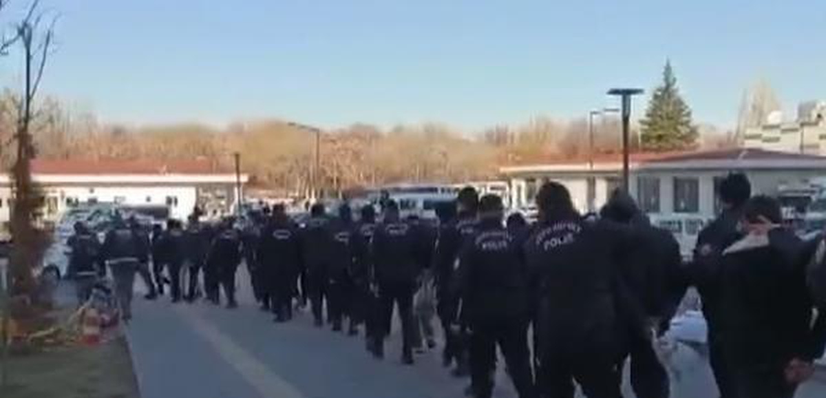 Pazar tezgahında uyuşturucu ticaretine 17 tutuklama