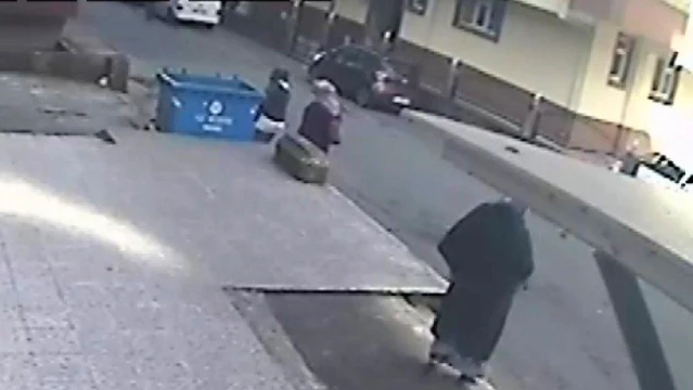 Rize'de çorap hırsızları marketin güvenlik kamerasına takıldı