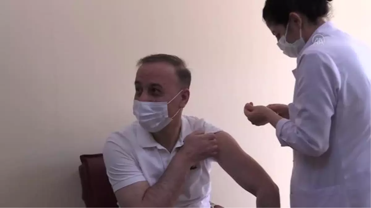 Şanlıurfa Valisi Erin, Kovid-19 aşısının ikinci dozunu yaptırdı