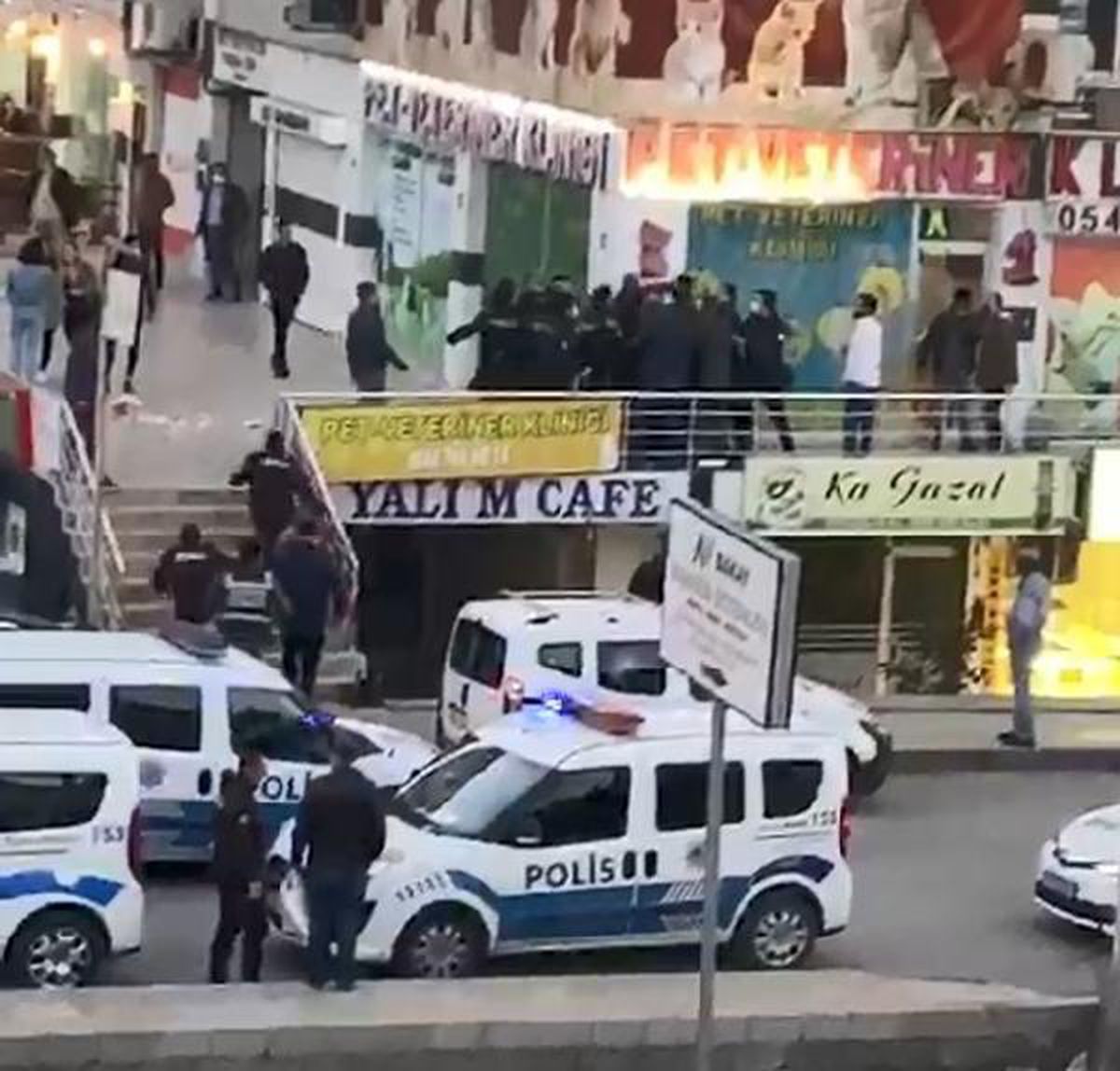 Sevgilisiyle ilişki yaşadığını öne sürdüğü kadının misafir olduğu evi bastı