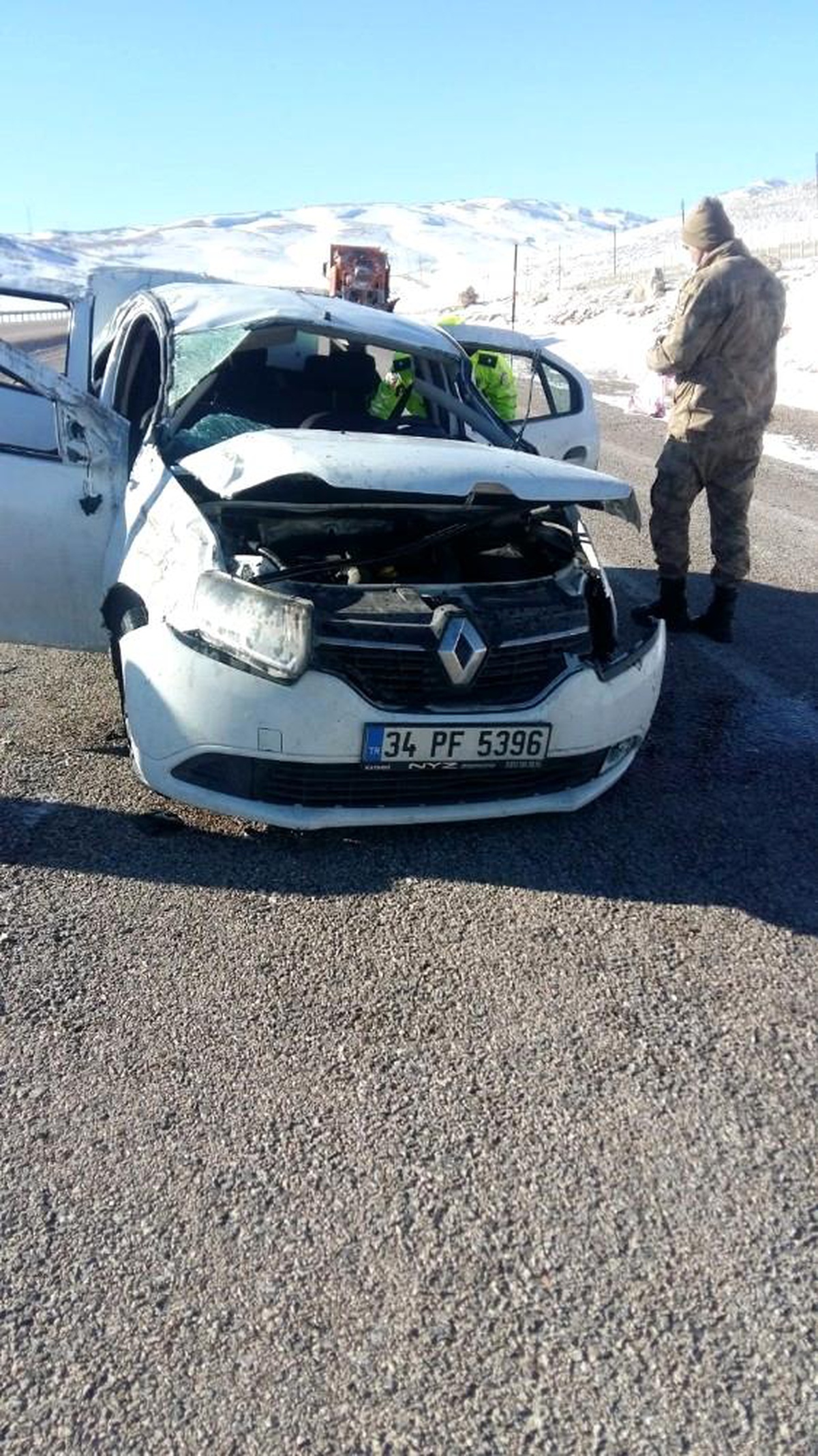 Sivas\'ta otomobil takla attı: 2 ağır yaralı