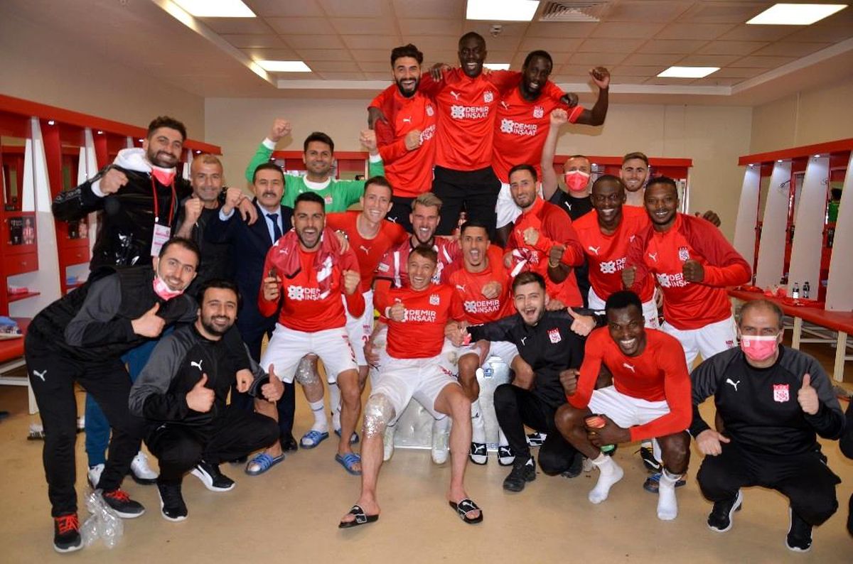 Sivasspor\'dan galibiyet pozu!