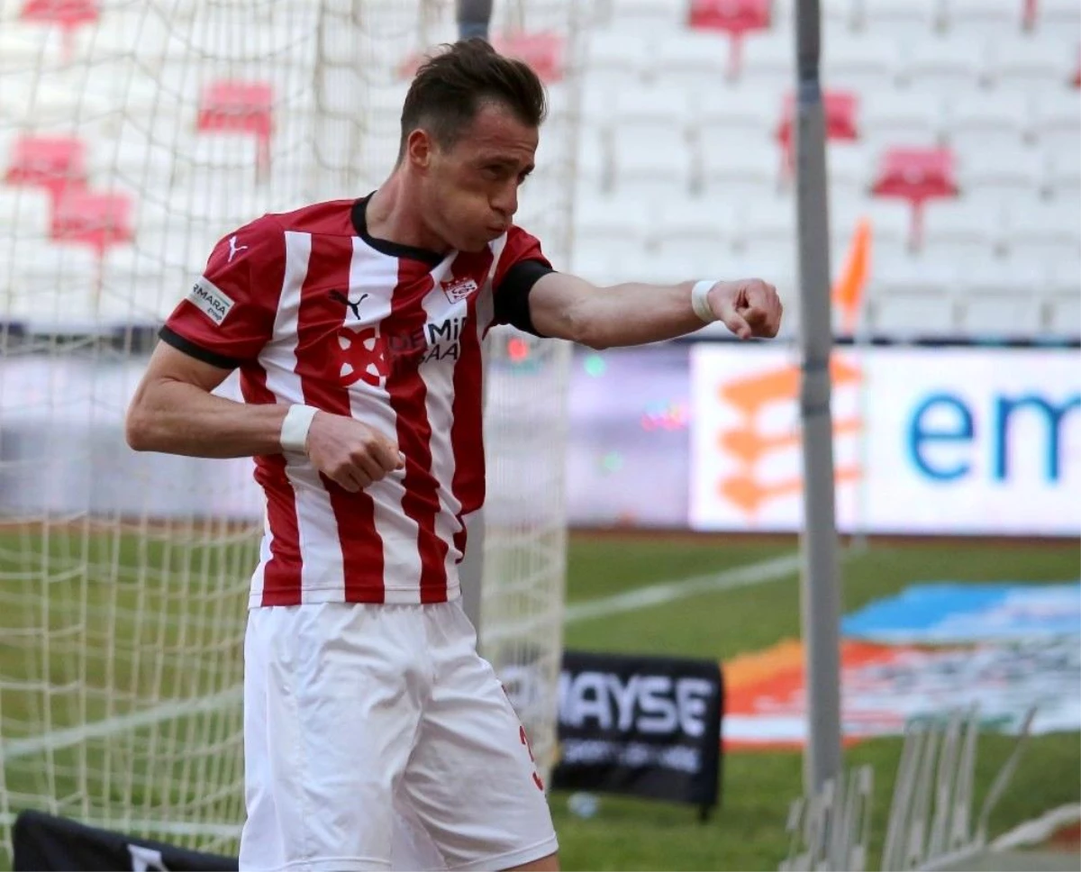 Sivasspor\'un kaptanı Hakan, gol sayısını 6\'ya çıkarttı