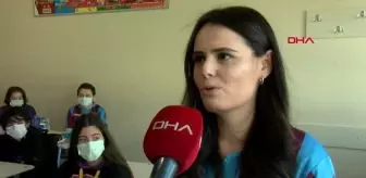 Sınavda tüm soruları doğru yanıtlayan öğrenci, Galatasaraylı öğretmenine Trabzonspor forması giydirdi