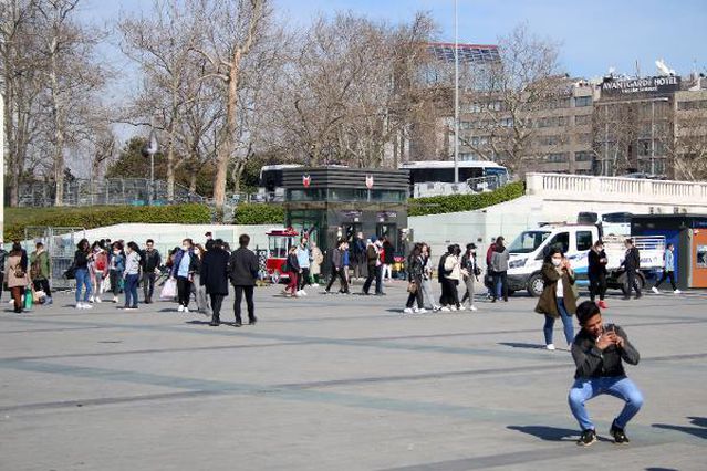 TAKSİM MEYDANI VE İSTİKLAL CADDESİ'NDE YOĞUNLUK
