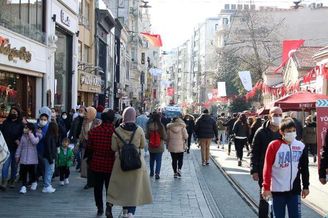 TAKSİM MEYDANI VE İSTİKLAL CADDESİ'NDE YOĞUNLUK