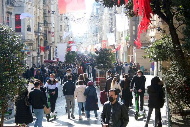TAKSİM MEYDANI VE İSTİKLAL CADDESİ'NDE YOĞUNLUK