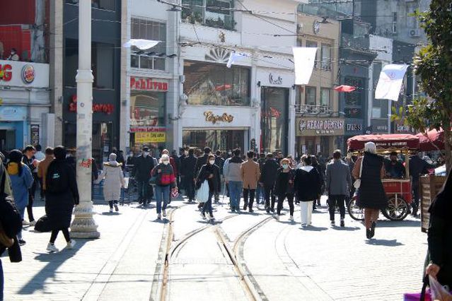 TAKSİM MEYDANI VE İSTİKLAL CADDESİ'NDE YOĞUNLUK