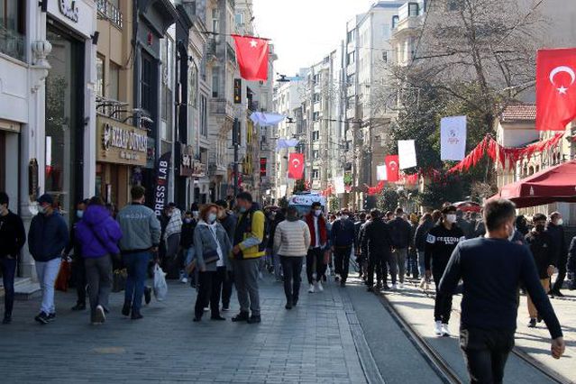 TAKSİM MEYDANI VE İSTİKLAL CADDESİ'NDE YOĞUNLUK