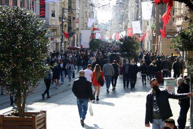 TAKSİM MEYDANI VE İSTİKLAL CADDESİ'NDE YOĞUNLUK