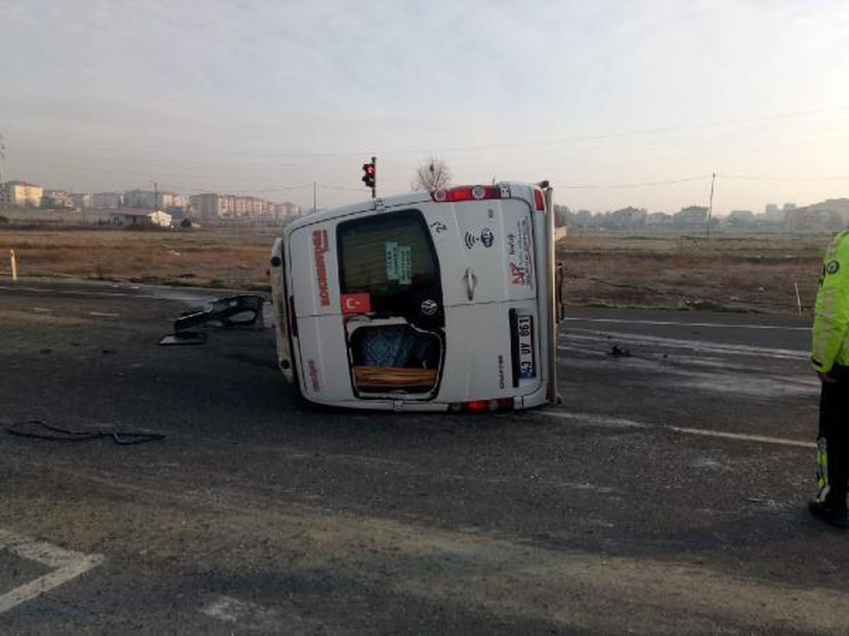 Tekirdağ\'da minibüsle hafriyat kamyonu çarpıştı: 6 yaralı