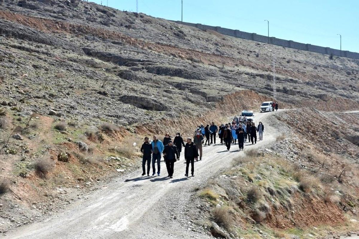 \'Telefonu bırak çevrene bak\' doğa yürüyüşüyle dijital bağımlılığa \'hayır\' denildi