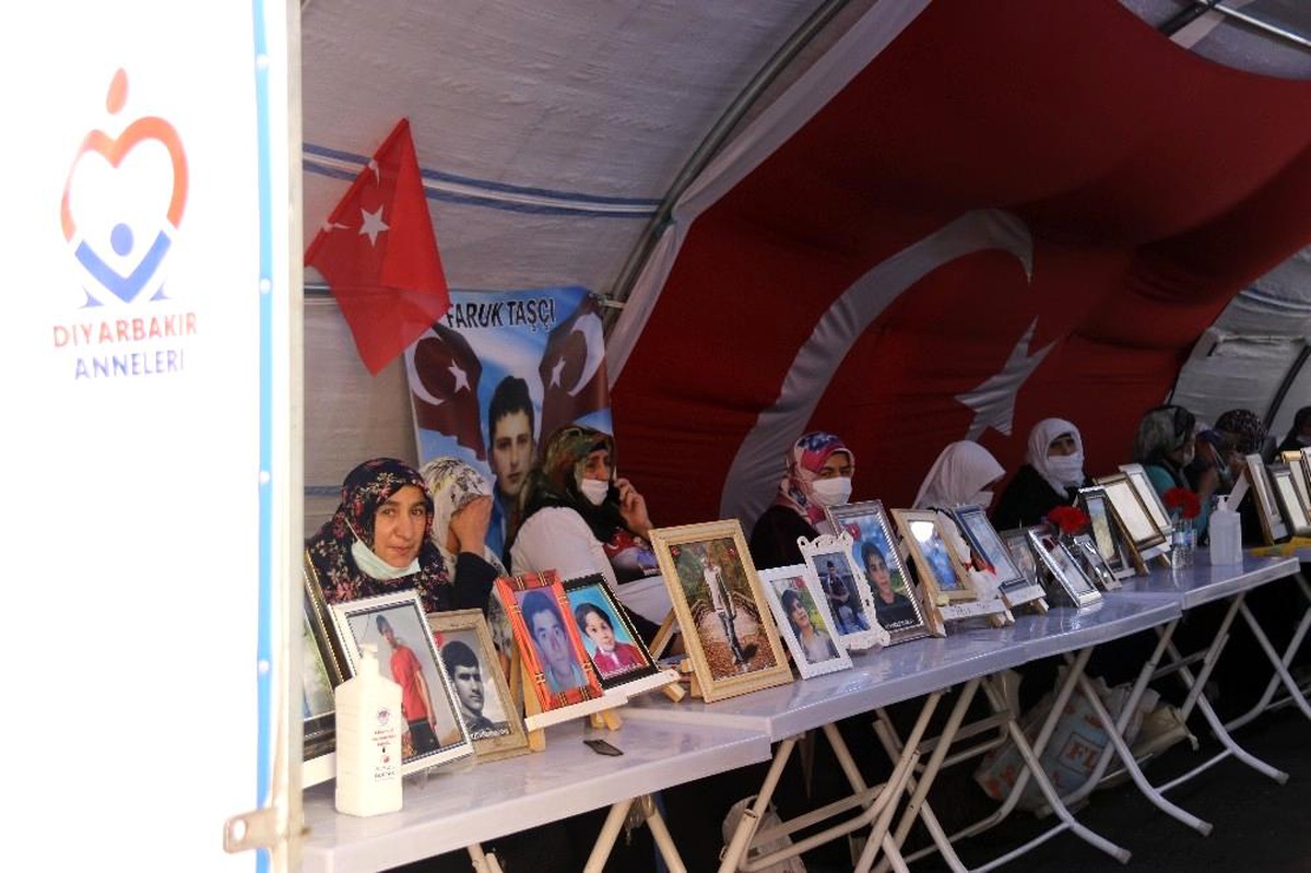 Son dakika haber... Teröristler, evladını istemek için annenin uzattığı Yasin-i Şerif\'e tekme attı