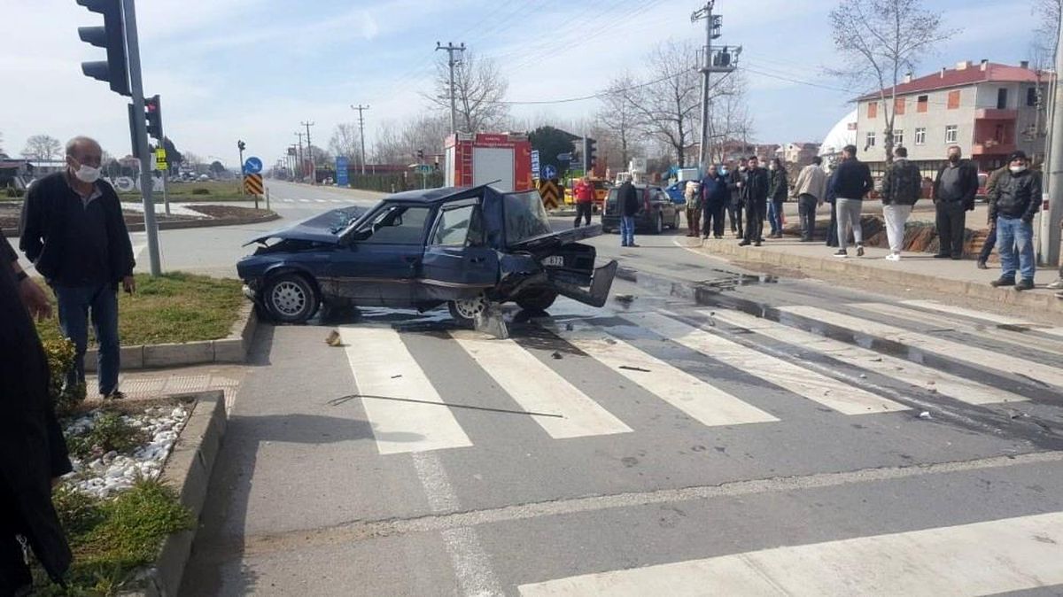 Son dakika haberleri: Trafik ışıklarında bekleyen otomobile arkadan çarpıp, kaçtı