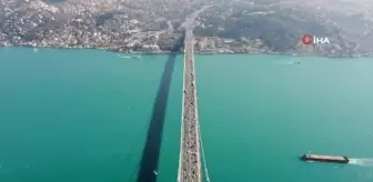 Turkuaza bürünen İstanbul Boğazı görüntülendi