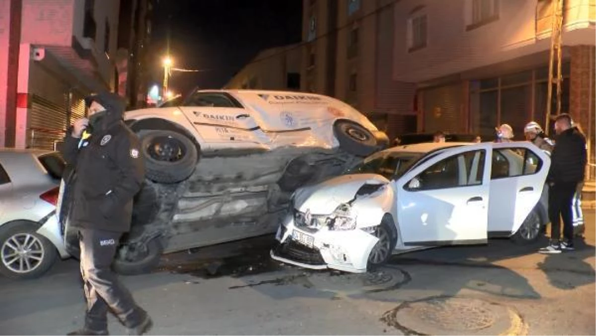 Ümraniye\'de otomobil ve hafif ticari araç çarpıştı; 1 kişi yaralandı, 4 araç hasar gördü
