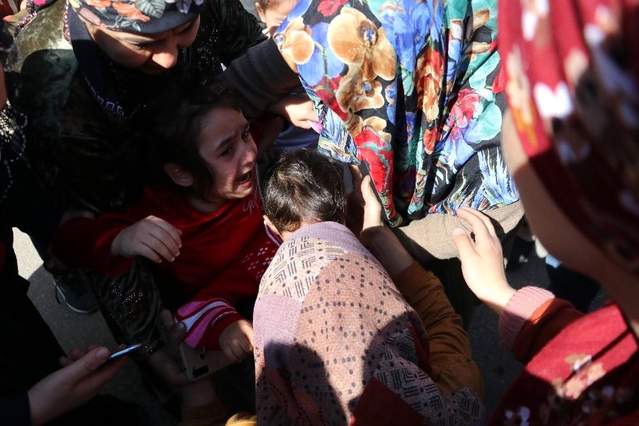 Son dakika haberleri... Yangından etkilenip ağlayan çocuklarını teselli etti