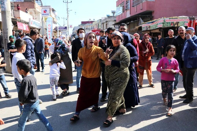 Son dakika haberleri... Yangından etkilenip ağlayan çocuklarını teselli etti