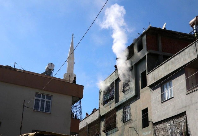 Son dakika haberleri... Yangından etkilenip ağlayan çocuklarını teselli etti